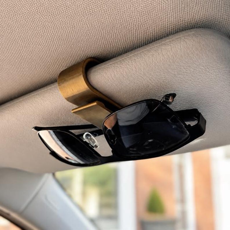 Zonnebrilhouder voor de auto